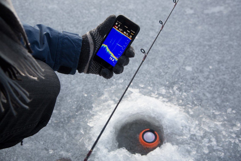 ice-fishing-fishhunter-phone-1024x683