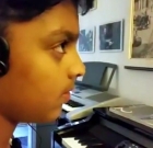[Geektimes.ru] Юный Бетховен: глухой мальчик в наушниках Aftershokz играет на синтезаторе