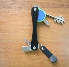 Теперь пользуюсь только такой ключницей: две пластины и два болта. Ключи не занимают много места и не рвут карманы